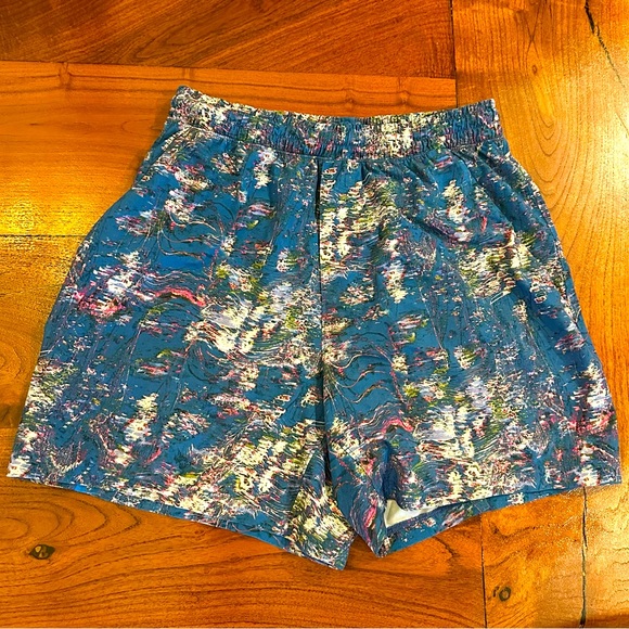 Men’s Lululemon Size Small 5inch Shorts, Multi-colored - Picture 1 of 4